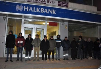 TOKİ'den Ev İçin 4 Gündür Banka Önünde Bekliyorlar