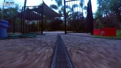 Evini raylarla kapladı