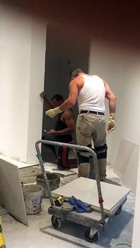 Mieux que la raie du maçon, la danse du carreleur!