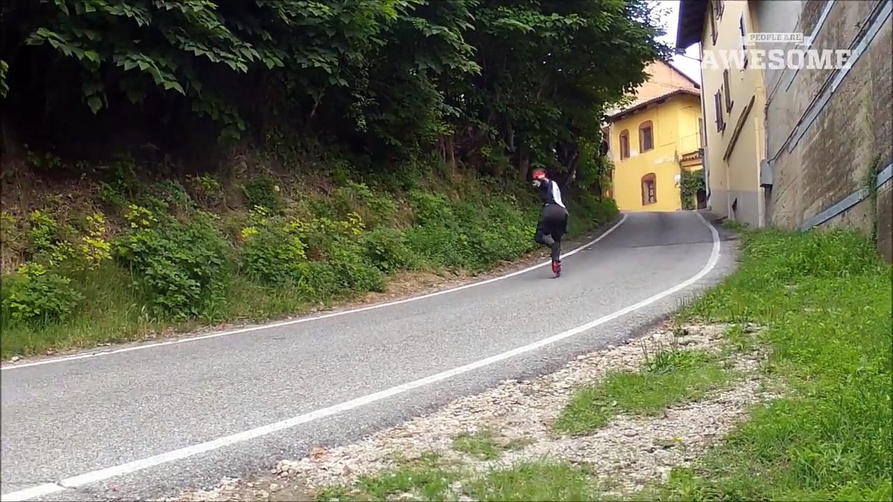 Le gars fait du roller sur un pied à plus de 70km/h