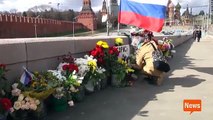 Горы цветов на месте убийства Бориса Немцова Борьба с цветами Немцов мост