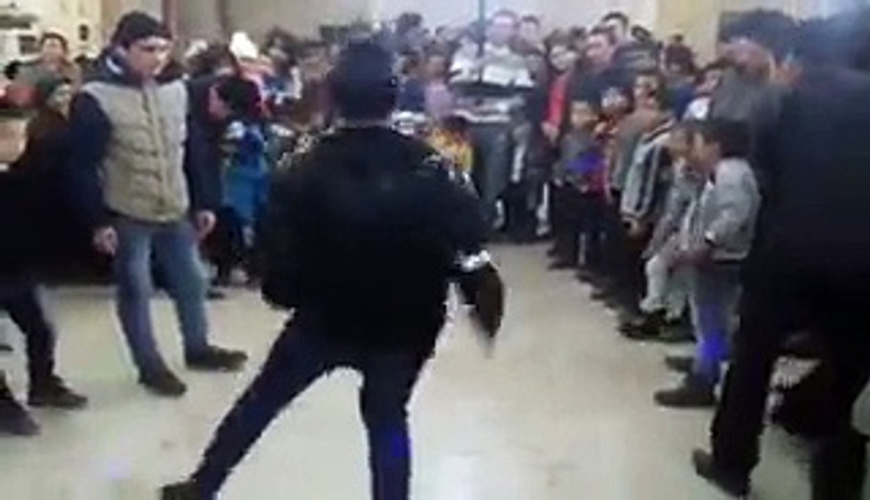 Il veut impressionner tout le monde pendant une démo de danse et ça tourne mal !