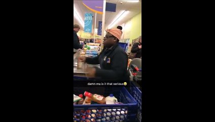 Voici une caissière tellement rapide… vraiment impressionnante !