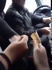 Водій маршрутки в Ужгороді вимагає гроші від школярів