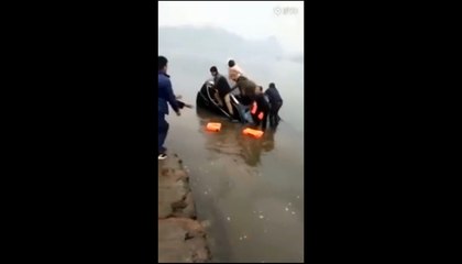 Il lance son bébé aux passants pour le sauver de la noyade.