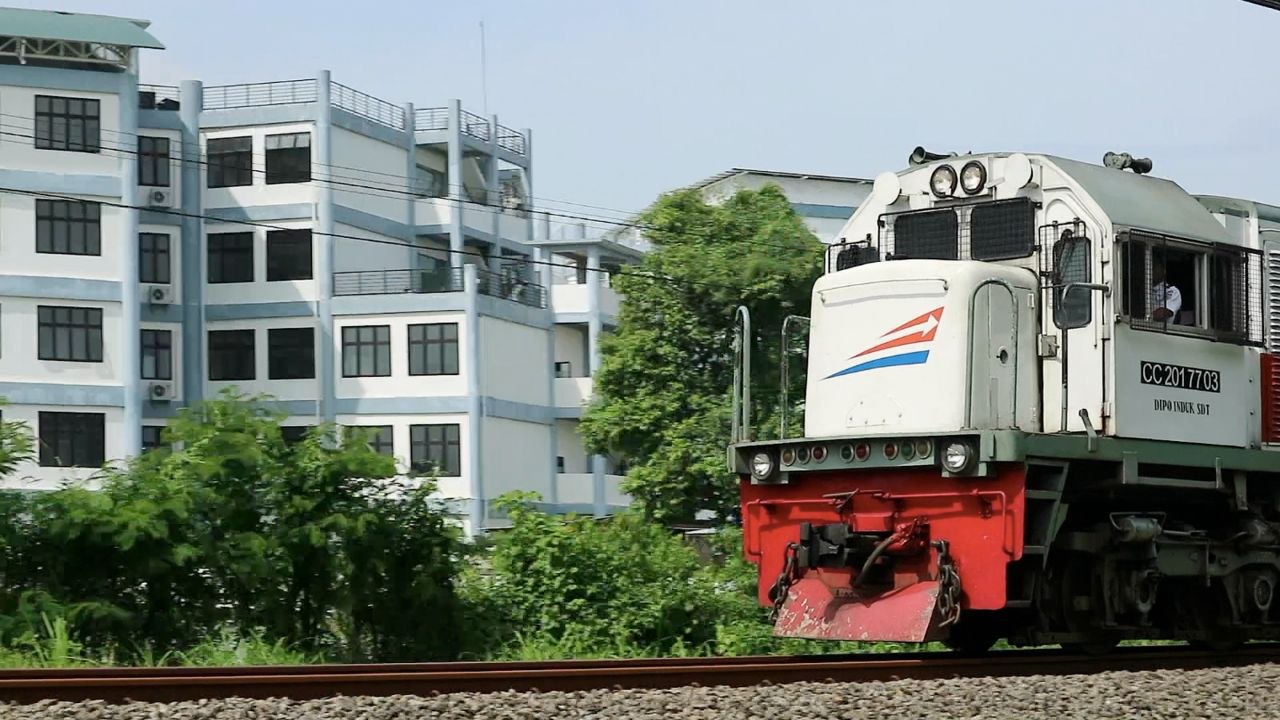 Kereta Api PENATARAN Lokomotif CC 201 77 03 Melintas di Plosokandang Tulungagung