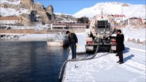 Bitlis - Adilcevaz'da Buzlu Yollara Van Gölü Suyu Önlemi