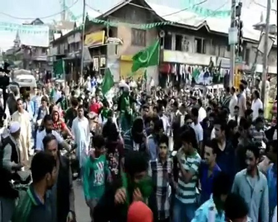 Police and Public Clash after Pakistani Flag Wave in Srinagar