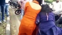 Indian Punjabi Drunk Girl Scandal بھارتی پنجاب، نشے میں دھت 2 خواتین بیچ سڑک بےقابو