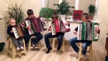 Patru frați cântă împreună la acordeon, dar stai să-l vezi pe mezinul familiei. Te topești numai când îl vezi!