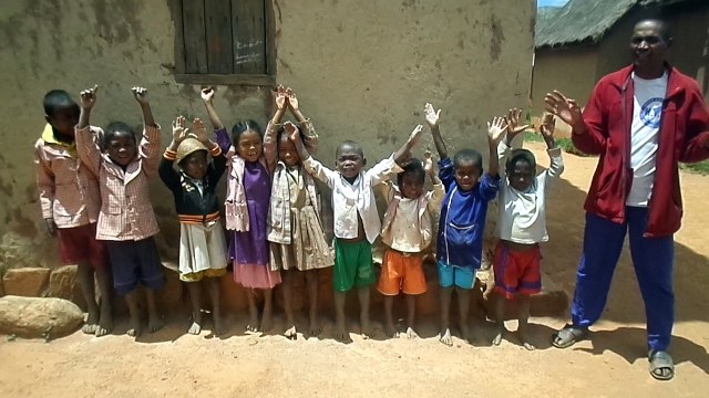 Les élèves d'Ambatonamboa vous souhaitent Bonne année 2017