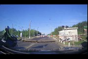 Мотоциклист перелетел железнодорожный переезд. Extreme Motorcycle and railway station.