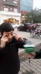 Il est capable de sortir ses yeux de leur orbite