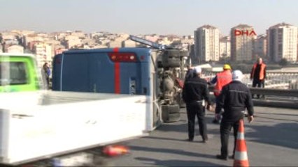 Tutuklu Taşıyan Cezaevi Aracı Tem'de Devrildi Olayda Ölü Yaralı Yok