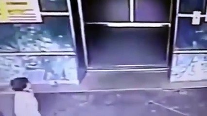 Une mère "sauve" sa fille d’un ascenseur en lui mettant… un coup de pied !