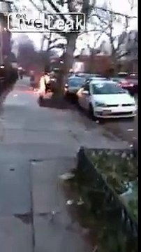 En feu, il retire sereinement ses vêtements et part sans dire un mot