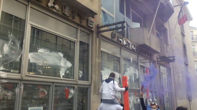 Manifestation des étudiants dentistes devant la mairie