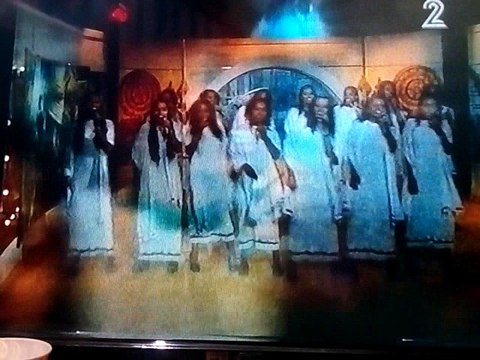 להקת בנות אתיופיות שרה שיר עם אתיופי