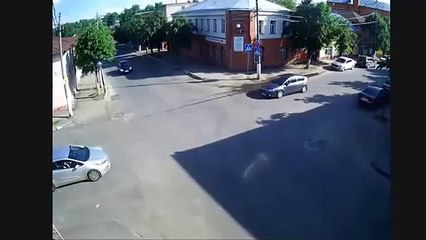 Un carrefour russe sans feu c'est jamais très bon niveau accident...