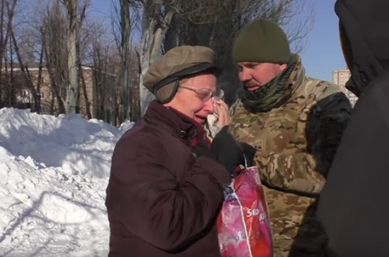 Жители города – нашим солдатам: «Только не уходите из Авдеевки, пожалуйста!».