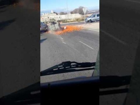 Un camion perd tout son chargement en pleine route !
