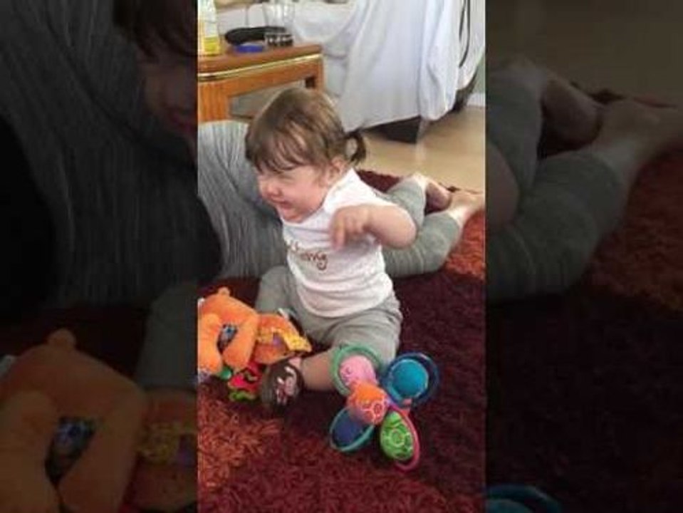 Une petite fille essaye de pleurer en vain !