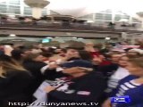 Americans make circle around Muslims who offer prayer at US airport
