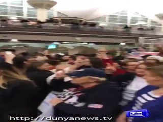 Americans make circle around Muslims who offer prayer at US airport