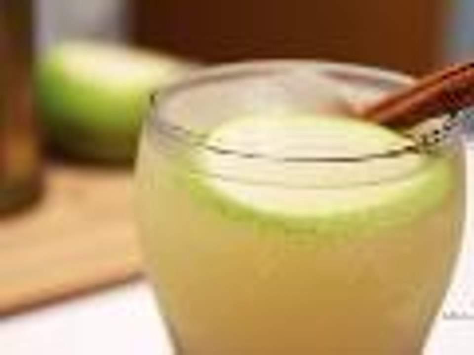 How to Make a Spiced Pear Cider Cocktail