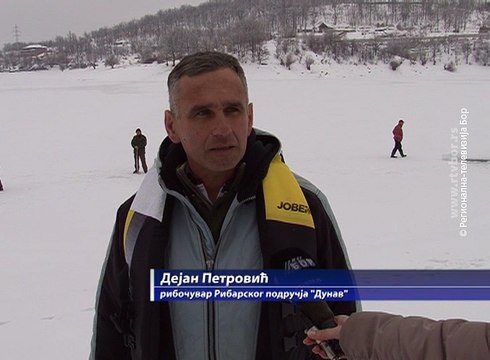 Ribe u Borskom jezeru bezbedne –nadležne ekipe otvorile rupe za kiseonik, 1. februar 2017. (RTV Bor)