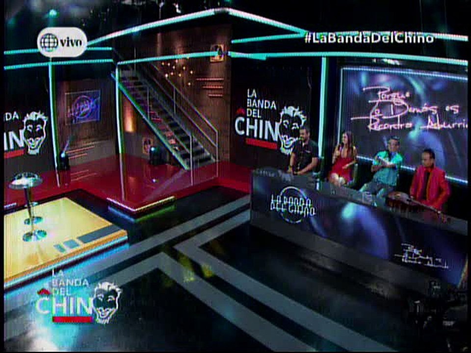 El Chino le dice a Manuela Camacho que si se rie de los chistes de Melcochita se va del panel