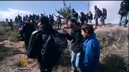 Israeli security forces evicting settlers from Amona