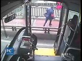عاجل عمل بطولي لسائق حافلة ينقذ فتاة من الانتحار