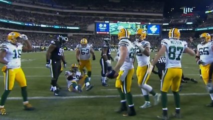 Aaron Ripkowski se mete a la zona de anotacion para un touchdown