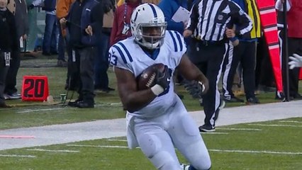 Dwayne Allen se mete a la zona de anotacion para un touchdown de 21 yardas