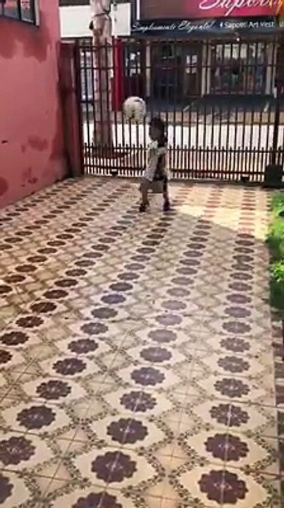 Il pallone è più grande di lui, ma guardate cosa riesce a fare questo piccolino!