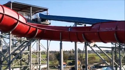 Ce taré fait du skateboard dans un toboggan ! Risqué...