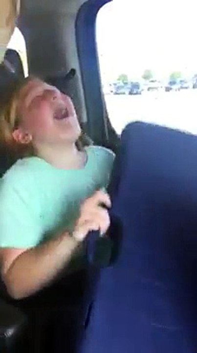 Une ado est émue quand elle reçoit son premier fusil... Vive l'amérique