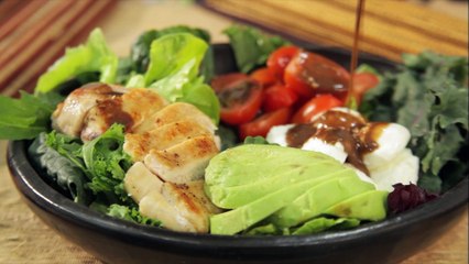 Ensalada Caprese con aguacate y pollo