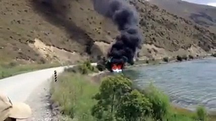 Yanan tekneyi akılalmaz bir şekilde söndürdü!