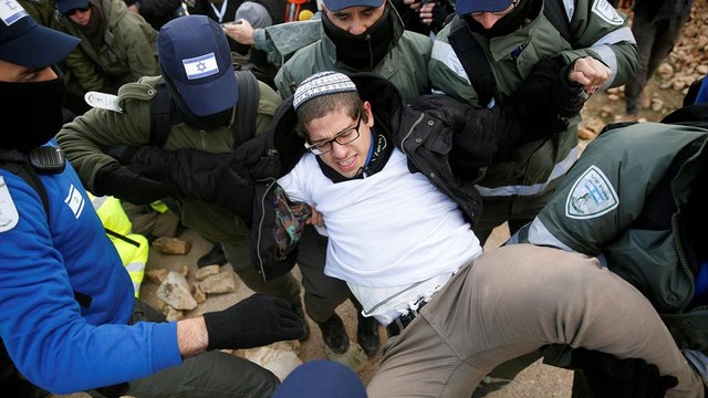 Західний берег: сутички з поліцією під час спроби виконати судову ухвалу про ліквідацію поселення Амона