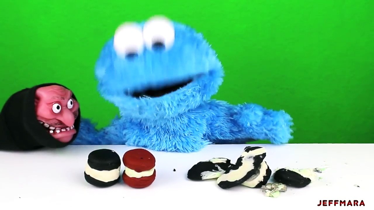 Cookie Monster Opens Cookie Surprises!