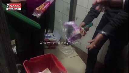 بالفيديو.. الرقابة الإدارية تعدم أغذية تالفة فى أحد المحلات الشهيرة بالسيدة