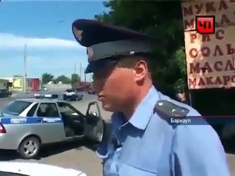 Блондинка на дороге разводит ДПСников!прикольне видео