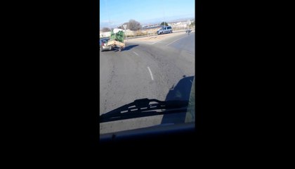 Une remorque perd sa marchandise au rond point.