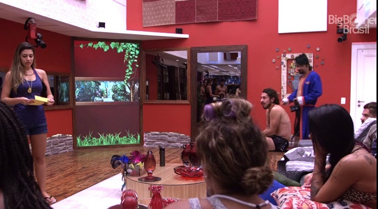 #BBB17 - Brothers recebem acessórios de Carnaval para a festa