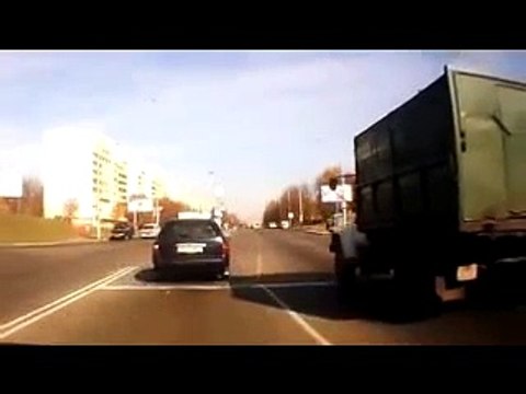 05 01 2015 Может ли корова убежать Оказывается легко может!!! Прикол на дороге