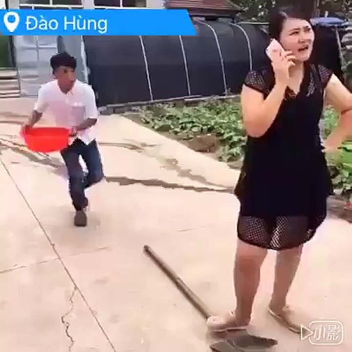 Frau Tritt Man In Die Hoden