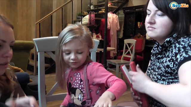 Ярослава в роли Ангела на Фотосессии. Видео для девочек. Фото для детей. Tiki Taki Cook