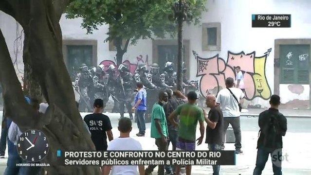 Servidores públicos entram em confronto com a polícia no centro do Rio de Janeiro